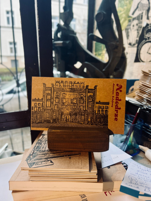 Kartka pocztowa „Wrocław – Dworzec Nadodrze” (Linoryt monochromatyczny) Kartka pocztowa „Wrocław – Dworzec Nadodrze” (Linoryt monochromatyczny)