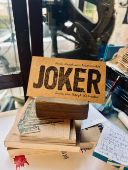 Kartka typograficzna inspirowana filmem „Joker”